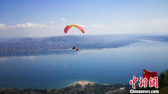 图为滑翔伞运动爱好者在黄河三峡上空“翱翔”。　薛峰摄
