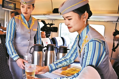乘务员微笑着为旅客服务。