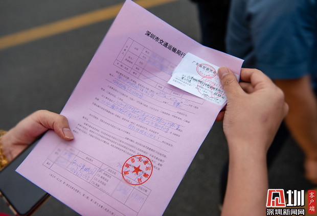 公共场所电子烟吸烟者被开出内地首例罚单。