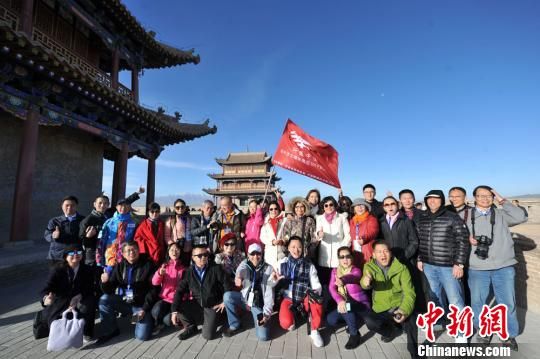 海外华文媒体高层代表走进甘肃嘉峪关，参访嘉峪关城楼，探访体验丝路文化与长城文化的魅力。　杨艳敏摄