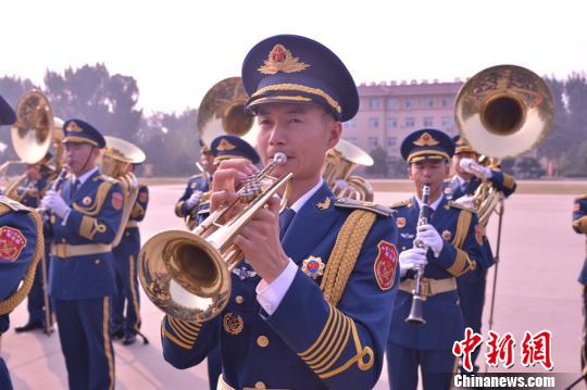 武警乐手重复万次练音准 军乐团合奏"千人如一人"