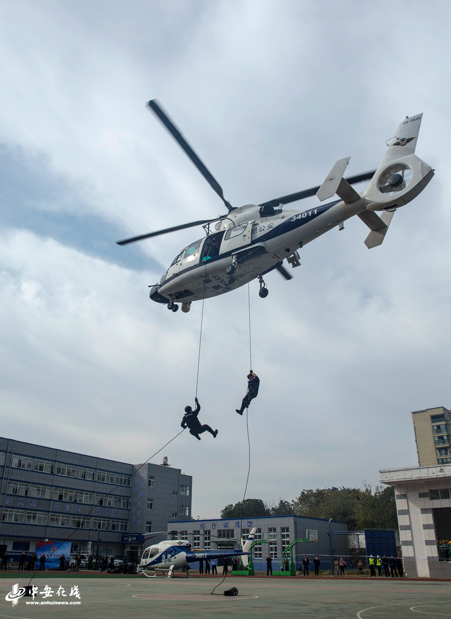 特警空降"排爆"演练庐江县公安局联合合肥市公安局特警支队进行特警