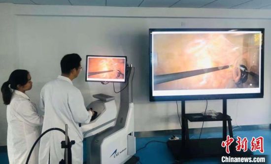 图为兰州大学培养免费医学定向生模拟微创腔镜手术示教。(资料图) 钟欣摄