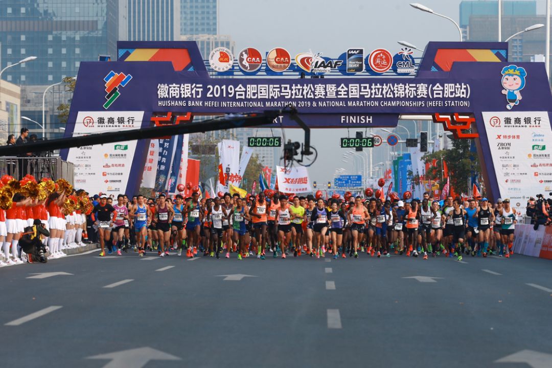 在激烈的榮譽爭奪中合肥選手吳向東再次拿到 男子半程馬拉松賽冠軍