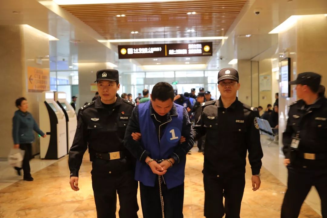 垄断安徽省立医院外运服务涉恶犯罪团伙指认现场遭围观