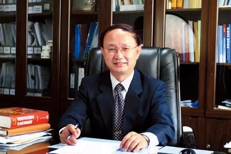 1982年和1985年毕业于兰州医学院(现兰州大学医学院),获得医学学士和