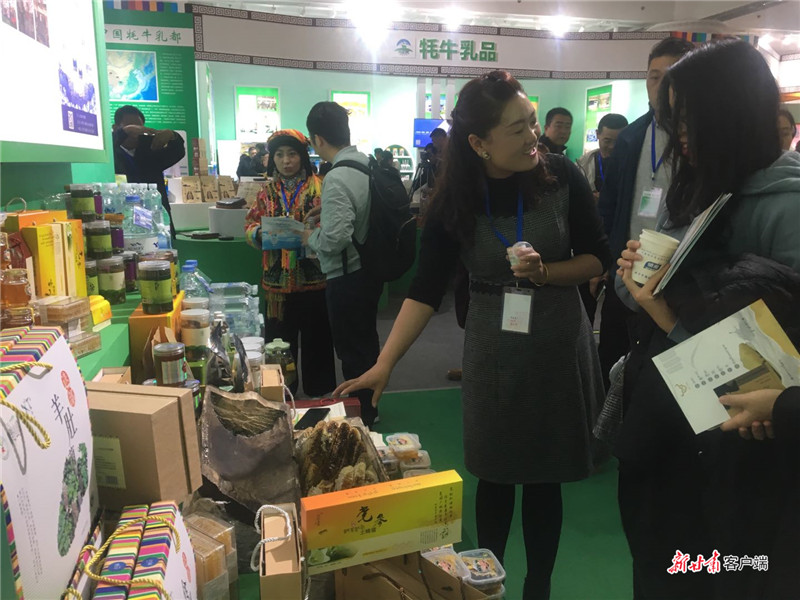 舟曲县土蜂养殖合作社负责人薛代花专门带来了当地藏家纹党花土蜂蜜
