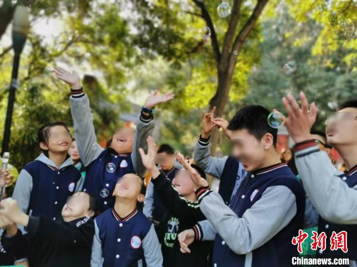 图为兰州凡尘安星特殊教育中心的孩子们。　钟欣摄