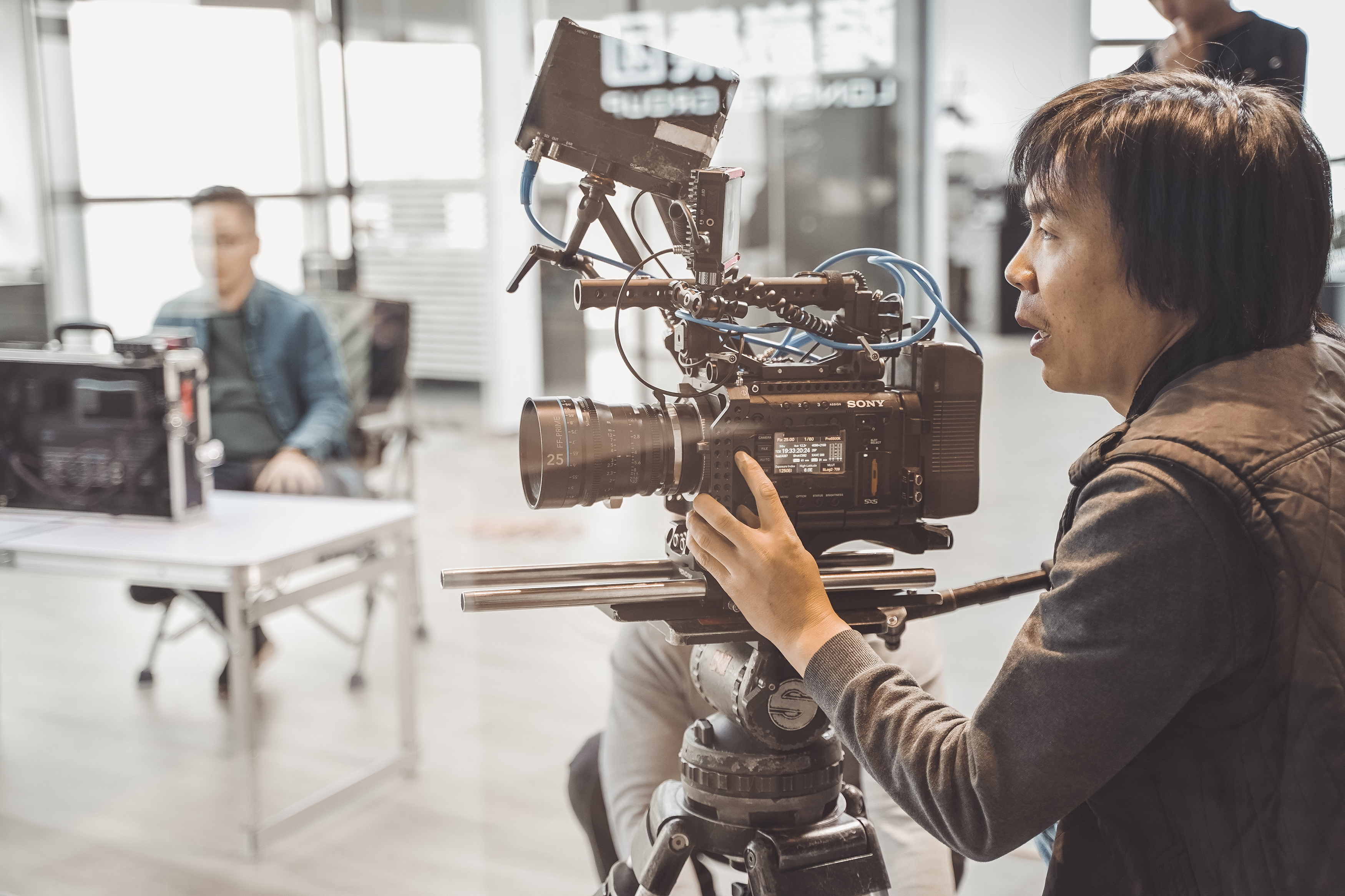 知名导演周禹笙为新剧情片《未来可期》到隆崴集团取景