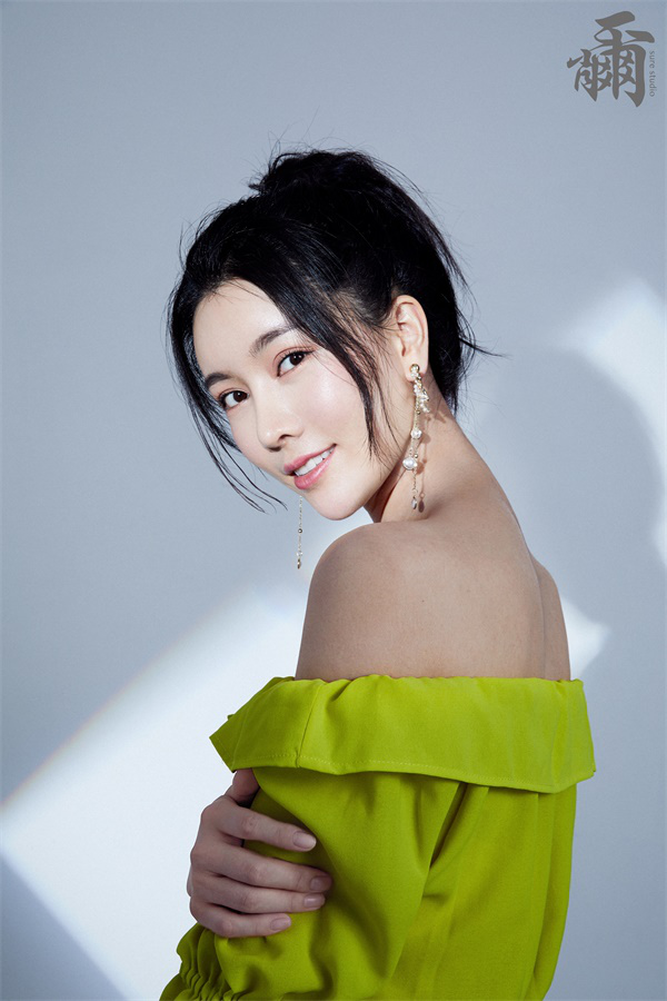 刘亦彤曝光最新时尚大片,知性优雅美得开挂