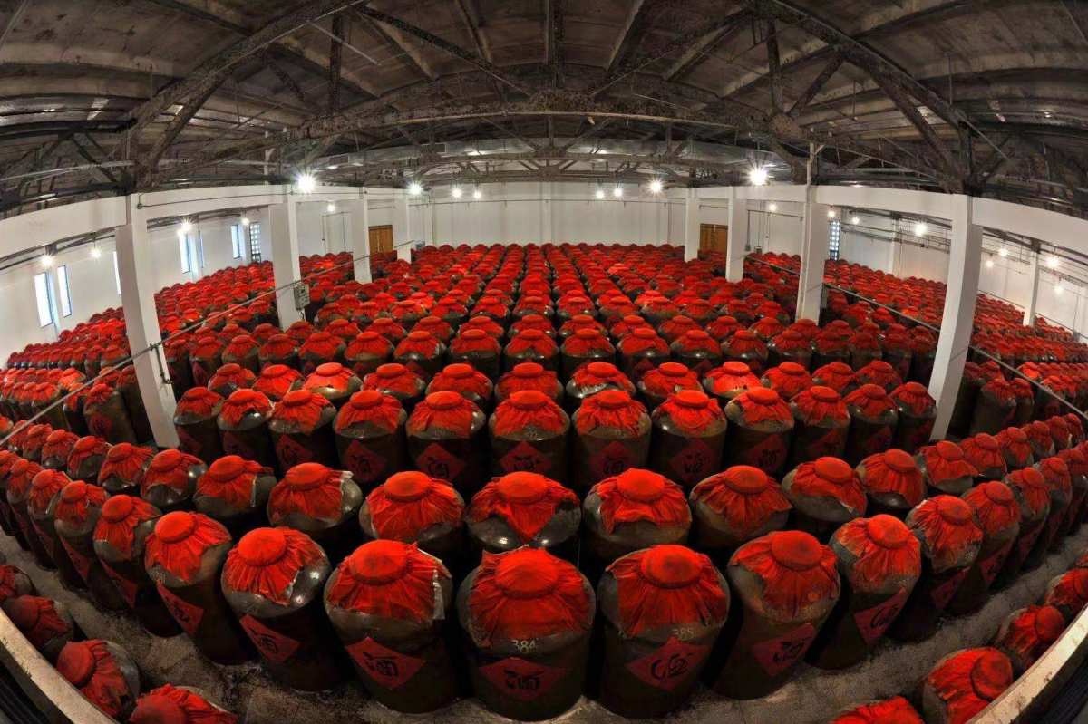 省会媒体代表走进湖北白云边酒业 共同探寻白云边兼香型白酒之美