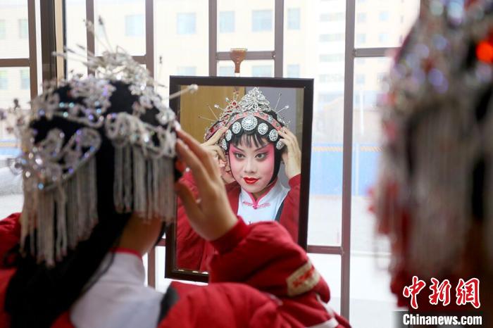 图为甘肃省文理学院戏曲表演专业学生登台演出前化妆。　高康迪摄