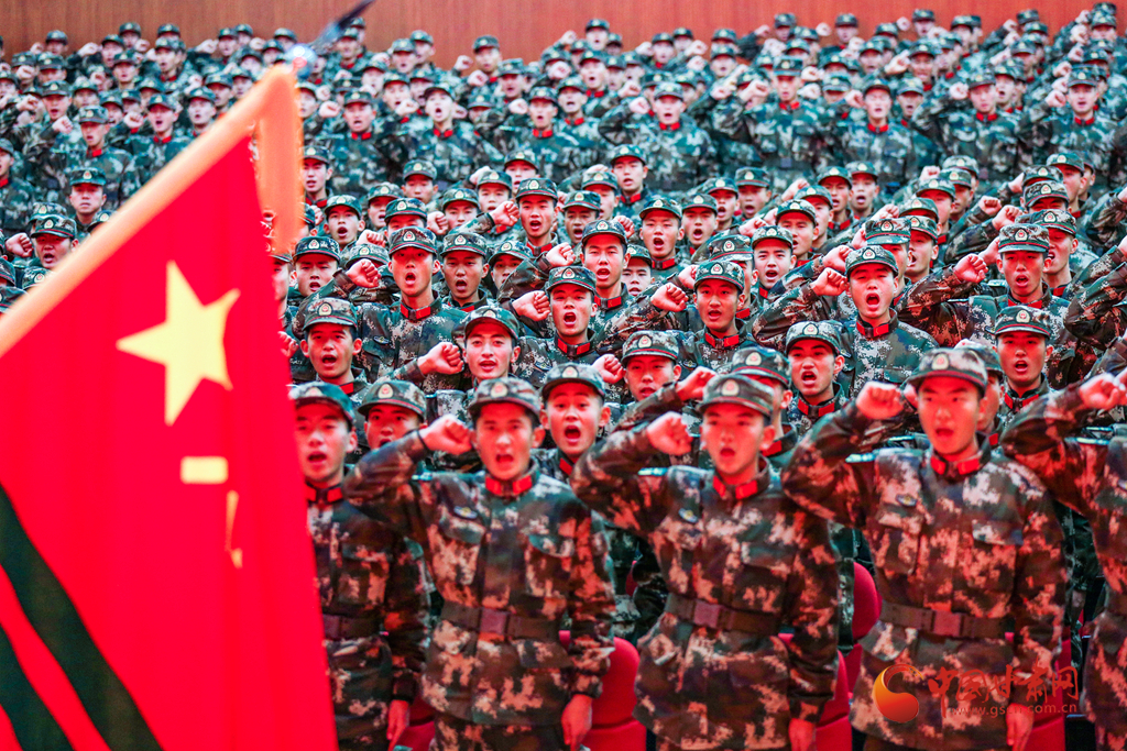 向八一军旗宣誓新战士互戴警衔携带自己手中武器合影留念留下美好回忆