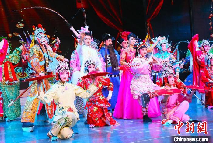 图为甘肃省文理学院戏曲表演专业学生登台演出前化妆。　高康迪摄