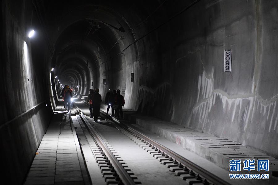 （社会）（2）敦格铁路当金山隧道即将正式投入使用