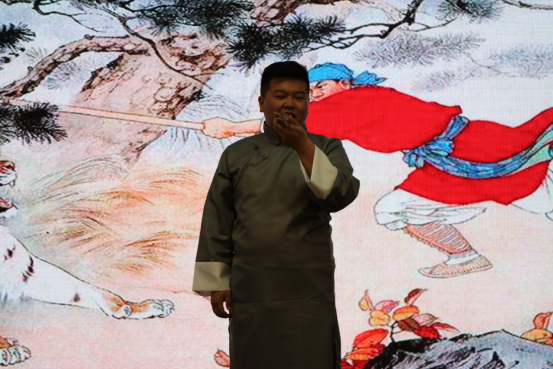 以泉城济南为主题的歌曲《爱上一座城》以及贯口《报菜名》,山东快书