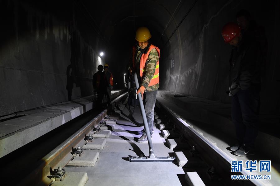 （社会）（3）敦格铁路当金山隧道即将正式投入使用