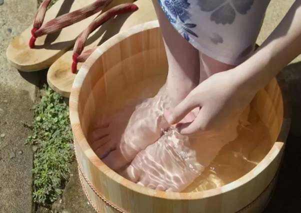 这样泡脚冬天手脚不会冷巴斯克林生姜足浴盐