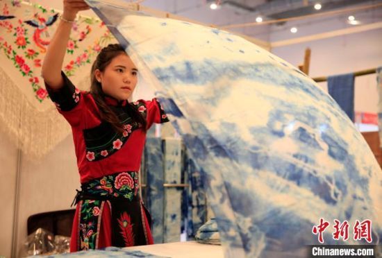 在23日开幕的三亚·中华非遗织绣技艺文化旅游周上，参展人员展示“非遗”织绣技艺。　王晓斌摄