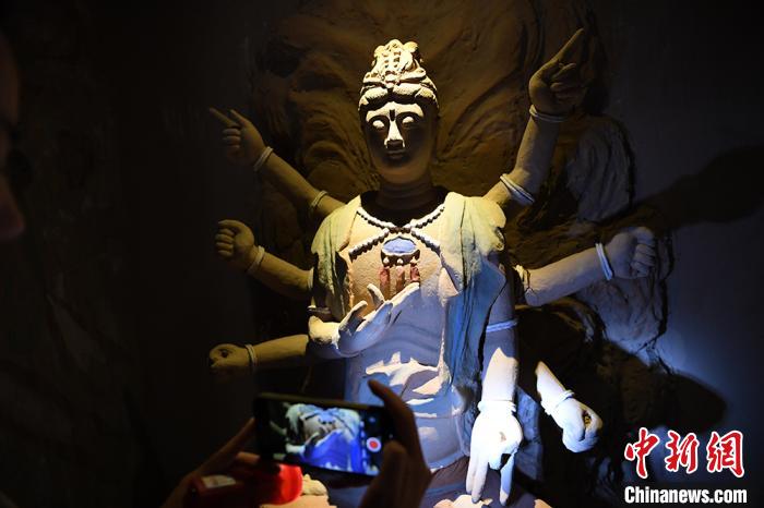 图为此次复原出的有佛头的佛像。　魏建军摄