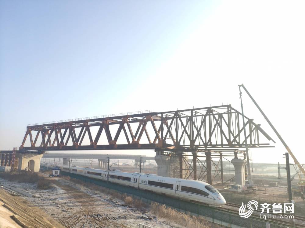 12月27日凌晨,潍莱高铁下行联络线跨青荣铁路特大桥96m钢桁梁,以每