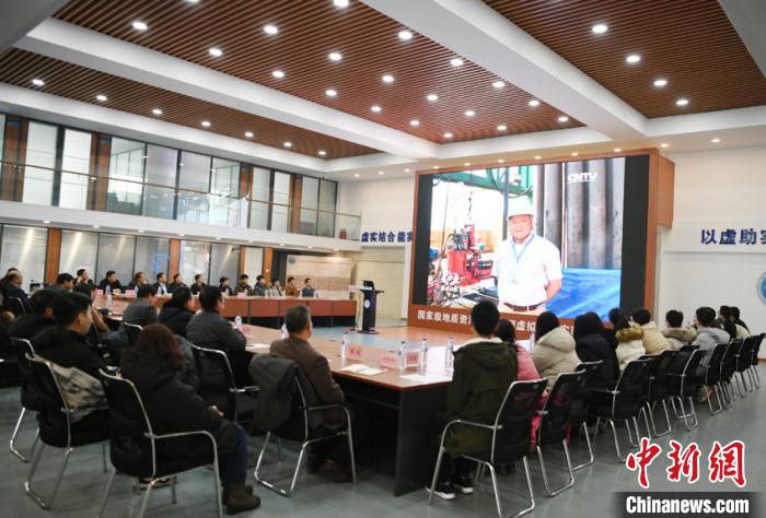 吉林大学举办“地质宫·不灭的灯光黄大年精神传承座谈会”，以此缅怀和纪念这位秉承科技报国理想的科学家。　张瑶摄