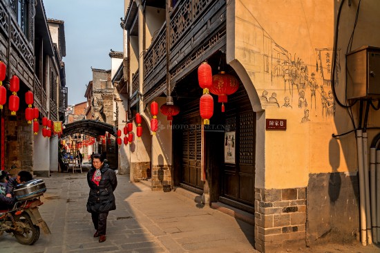 湖南汨罗长乐街整修如旧迎新年