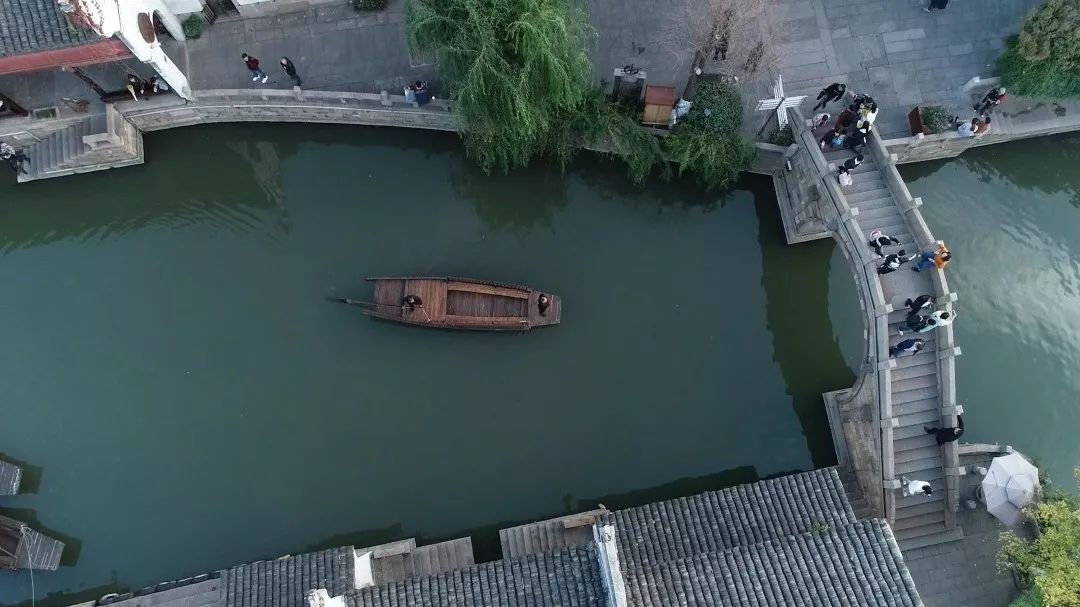 江南地区的水与船孕育了船拳。/CGTN Photo