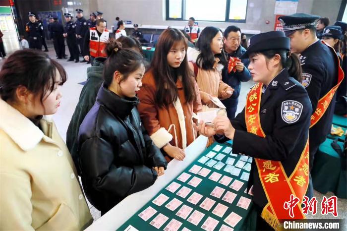 郑州铁路警方为旅客讲解车票知识周延民摄
