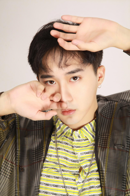 何佳城录制你正常吗与何炅李宇春林允儿一同爆料私事引关注