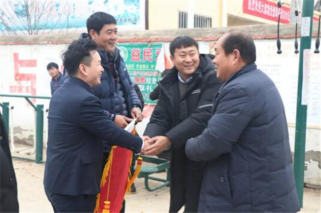 齐老乡大旗段自水董事长衣锦还乡给全村老人发红包送年货
