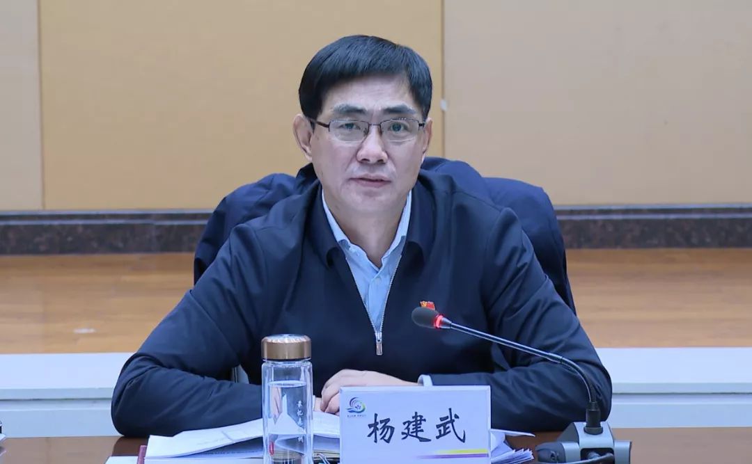 杨建武要求,各级各部门要正视发展现状,对企业家提出需要解决的困难和