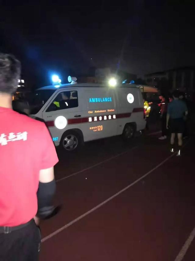悲剧！浙江宁波一男子学校操场夜跑时猝倒，送医后不治离世