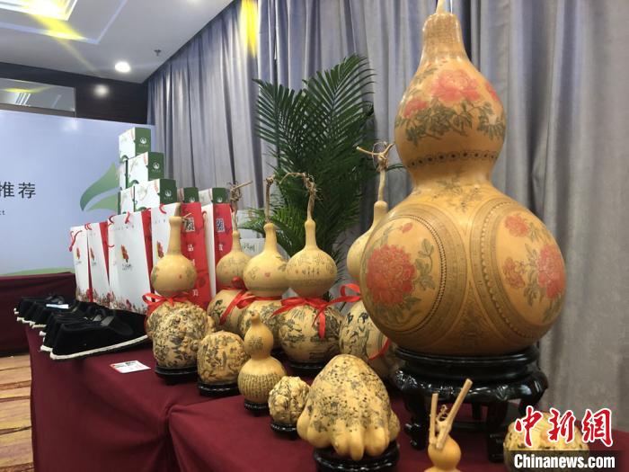 图为非遗雕刻葫芦展示。　崔琳摄