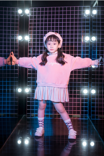 有别于一些漂亮女生宛若花瓶那般傻白甜,叶羽馨在