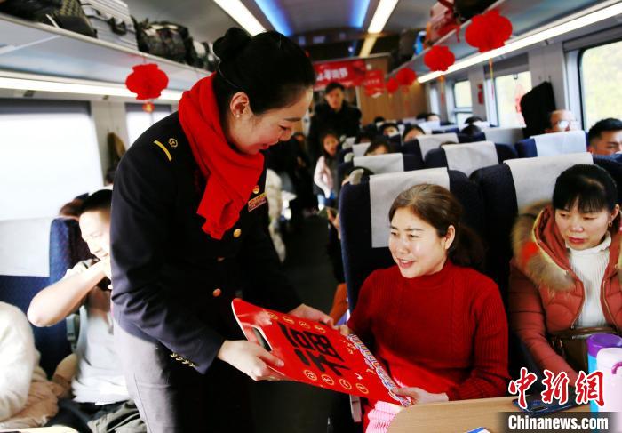 列车长杨怡如为旅客送上新春祝福。　陶静摄