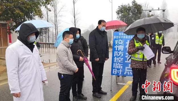 信陽市商城縣餘集鎮鎮長楊聰璽(左四)帶領鄉村幹部在防疫臨檢點值守