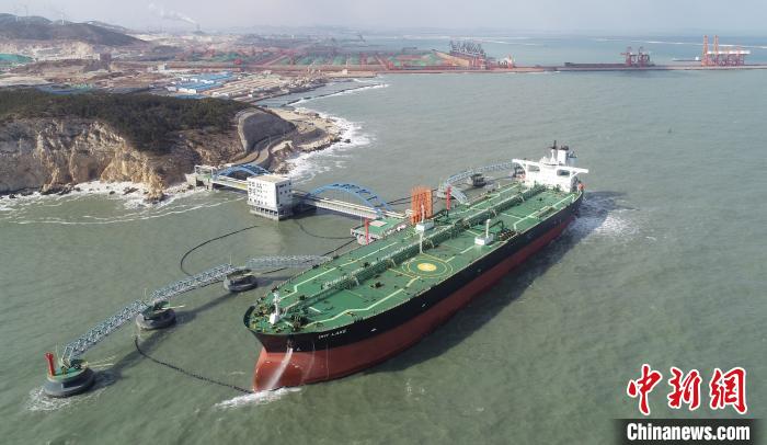 来自马来西亚的“世界湖”轮装载26万吨原油正在烟台港西港区卸油。　郝光亮摄
