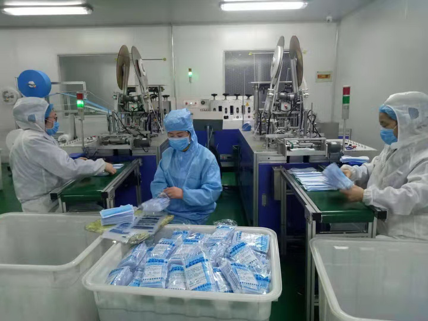 在淄博兴华医用器材有限公司的生产车间，工人全力投入到医用外科口罩的生产。资料照片