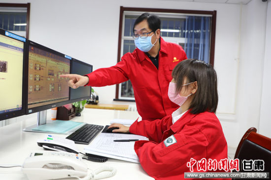 陈旭峰在生产调度室了解生产动态