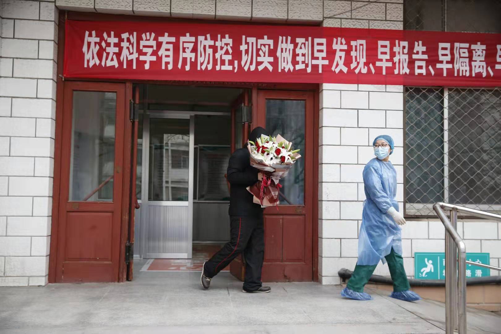 2月7日下午，淄博首例新冠肺炎确诊患者郝先生康复走出隔离病区