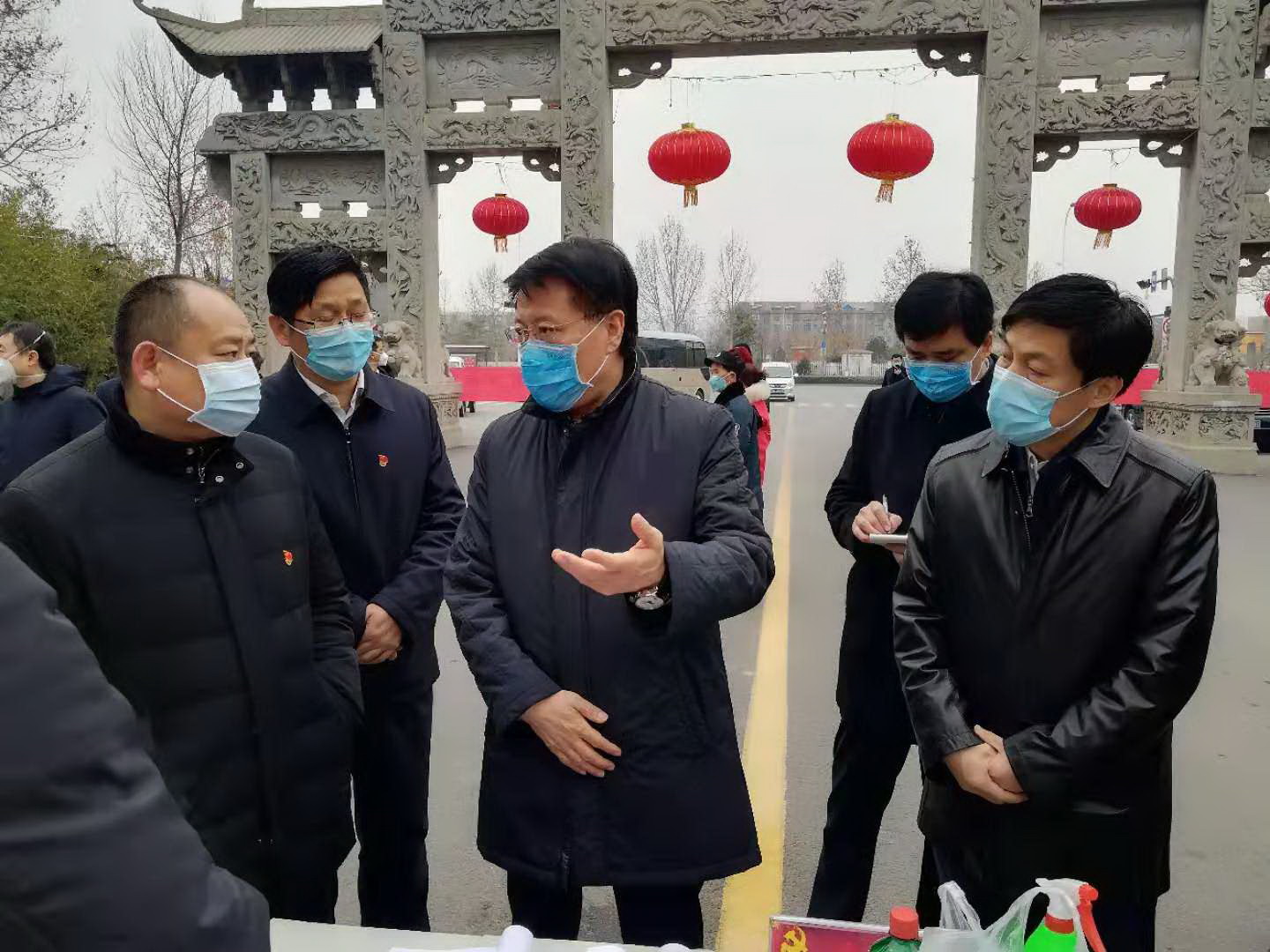 2月2日，淄博市委书记江敦涛到淄博高新区南营村调研督导新型冠状病毒感染的肺炎疫情防控工作。资料照片