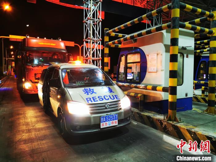 2月1日晚，满载着10吨优质苹果的车辆，从甘肃省白银市景泰县启程开往武汉市，驰援抗疫一线医护人员。　钟欣摄