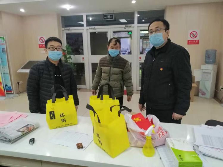 明水街道退役军人联络员苏庆胜为7个社区值班人员免费送晚餐一周