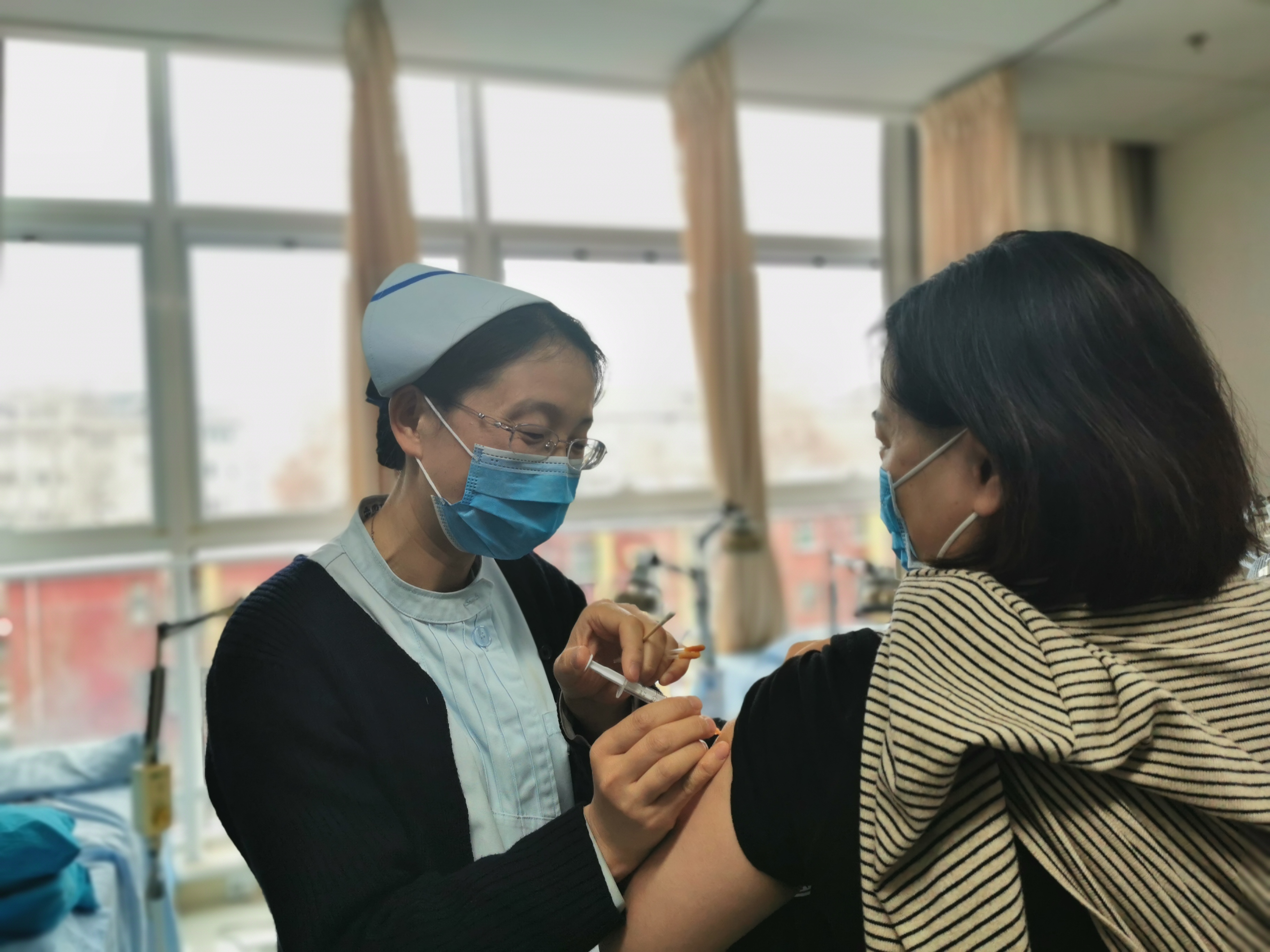 出发前，北大医疗淄博医院的医疗队队员都注射了胸腺五肽疫苗，为的是提高免疫力。