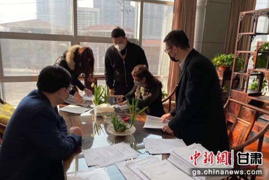 图为光大银行兰州分行发放抗疫专项贷款现场实况图。(资料图)