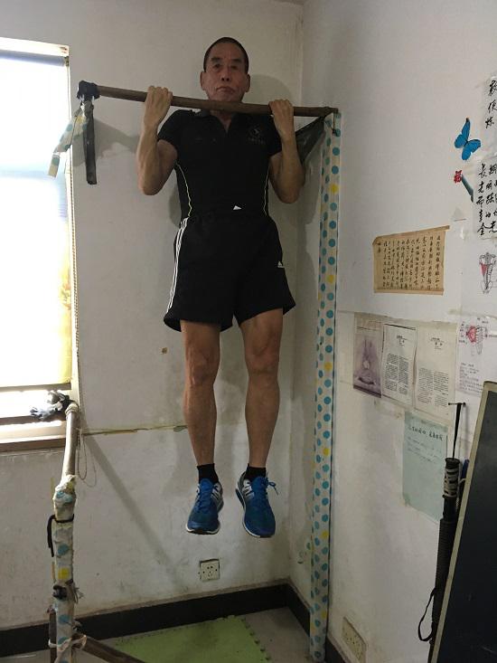 岁大爷,利用废弃材料做成的单杠,双杠等器材,每天在家吊单杠,玩双杠