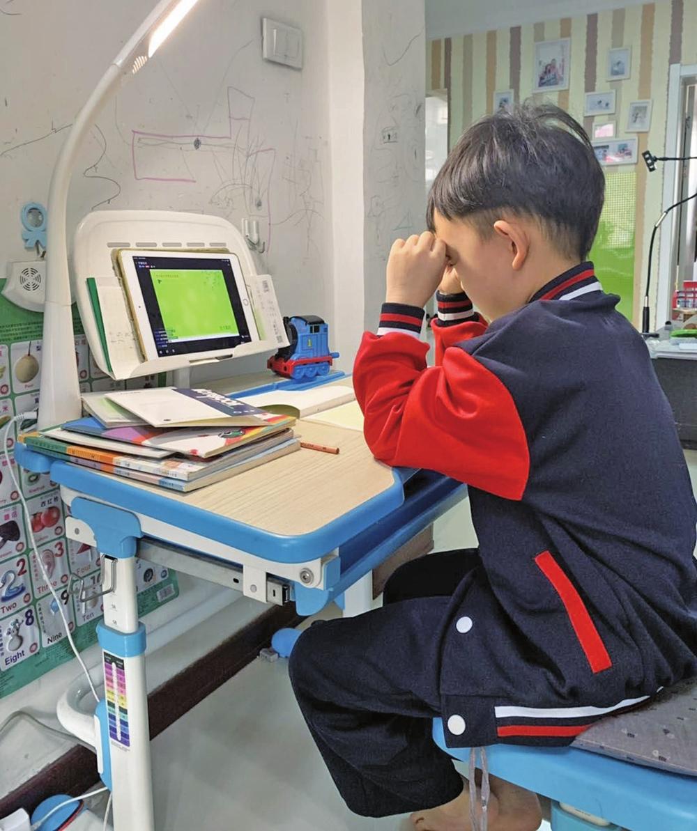四平市八一希望学校学生在网课期间做眼保健操。　杨晶摄