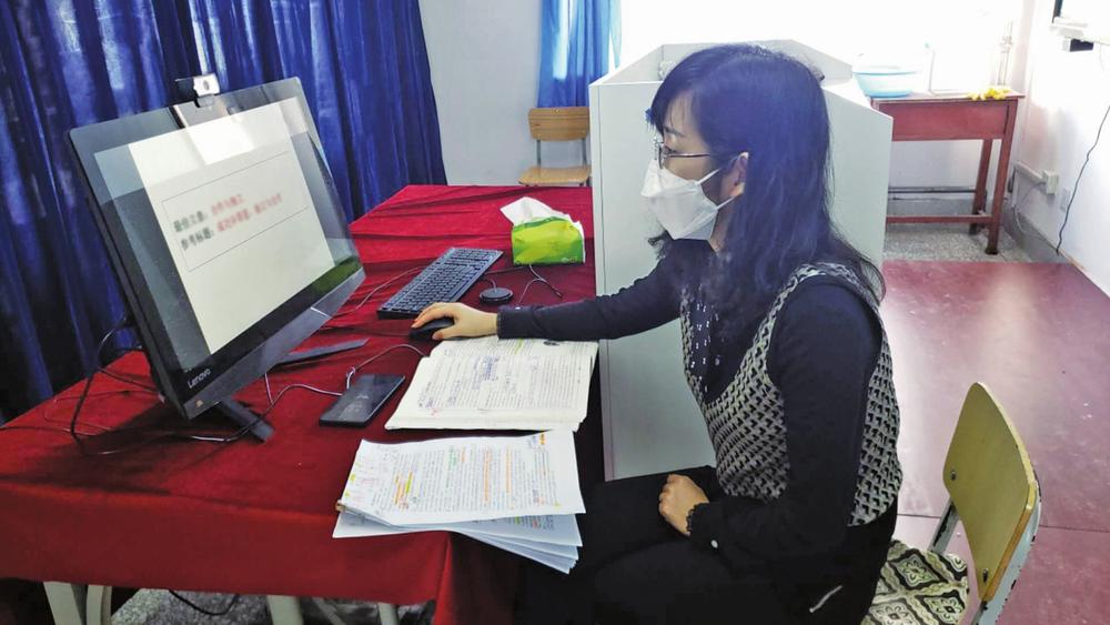 四平市第一高级中学高三语文老师在教室上直播课。崔维利摄