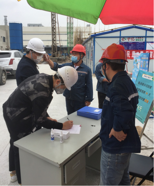 2月28日，南方电网广东中山供电局第一个工程项目复工，在作业前，相关负责人对施工人员进行测温及健康记录。黄文聪摄.png